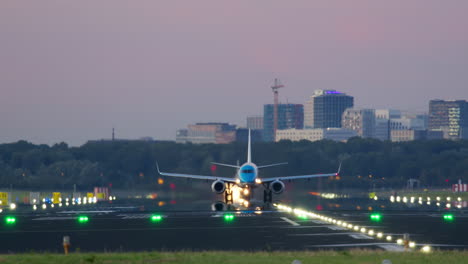 aterrizaje del avión al anochecer