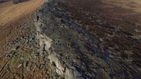 Una-Vista-De-Los-Acantilados-En-El-Borde-De-Stanage-En-El-Distrito-De-Los-Picos