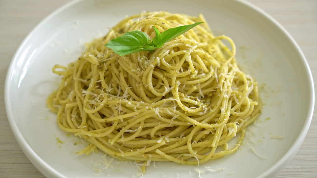 pasta de espaguetis al pesto - comida vegetariana y comida italiana