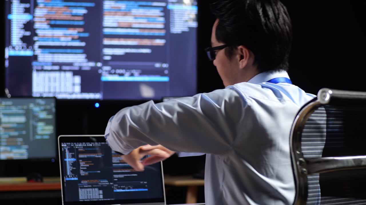 programador que se estira por la noche