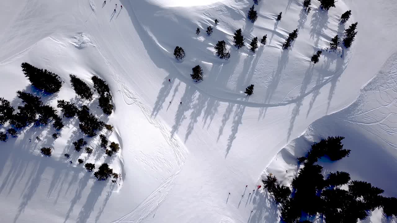 vista aérea de personas esquiando y haciendo snowboard en la colina, estación de esquí