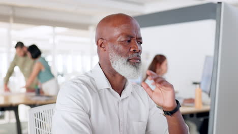 Office-businessman-on-computer-confused