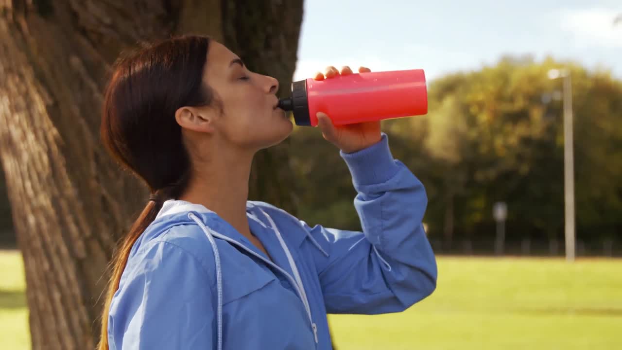 bonita morena haciendo jogging en el parque