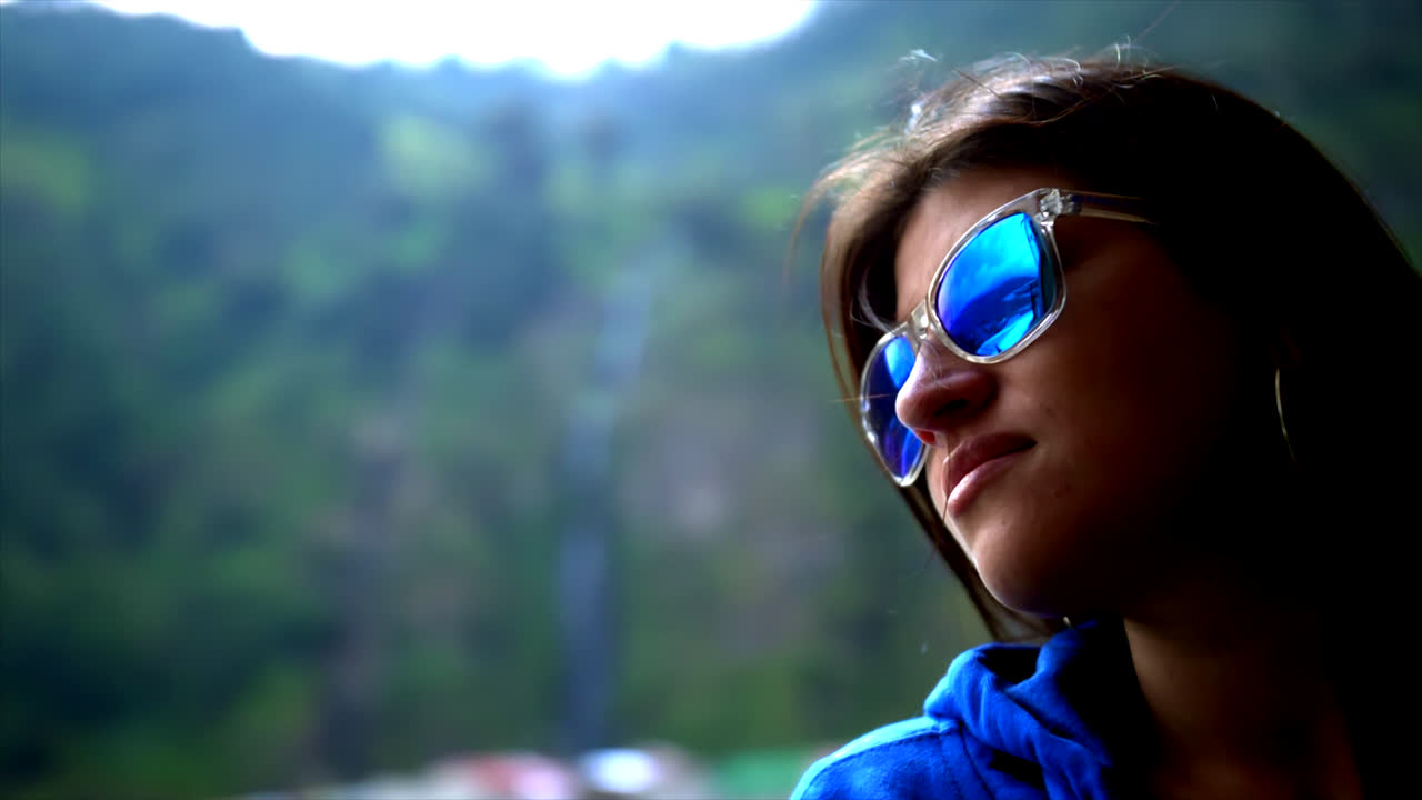 vista panorámica del paisaje y la mujer al frente con un cambio de primer plano