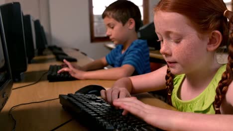 Niña-Usando-Computadora-En-El-Aula-En-La-Escuela