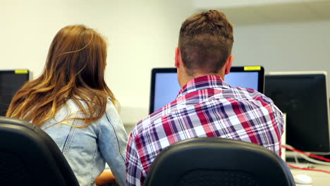 estudiantes que aprenden juntos en clase de computadora