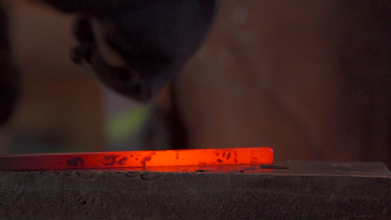 dentro del taller de herrería con horno en llamas