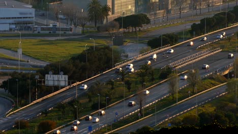 escena del tráfico y la carretera al atardecer. lapso de tiempo