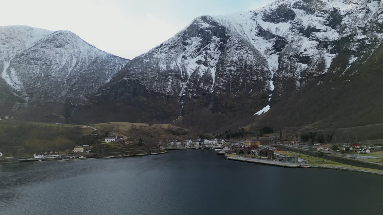 tomada de avión no tripulado de la ciudad de falm en noruega durante el invierno por la mañana con fiordos