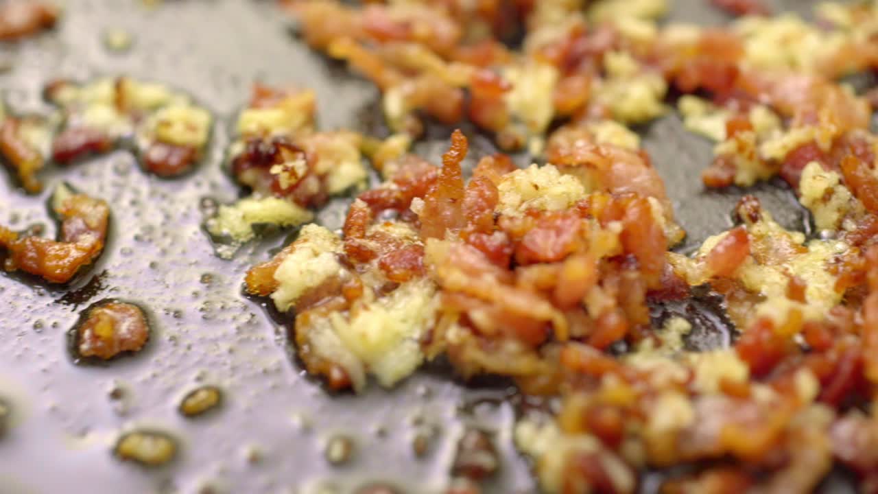 베이컨 음식 이 팬 에  ⁇ 김 을 하고 있다