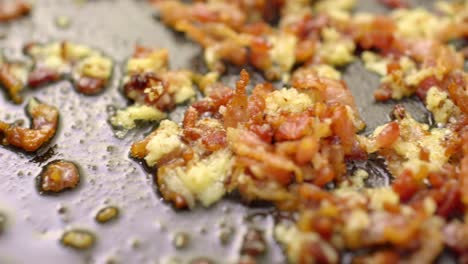 la comida de tocino está siendo frita en una sartén