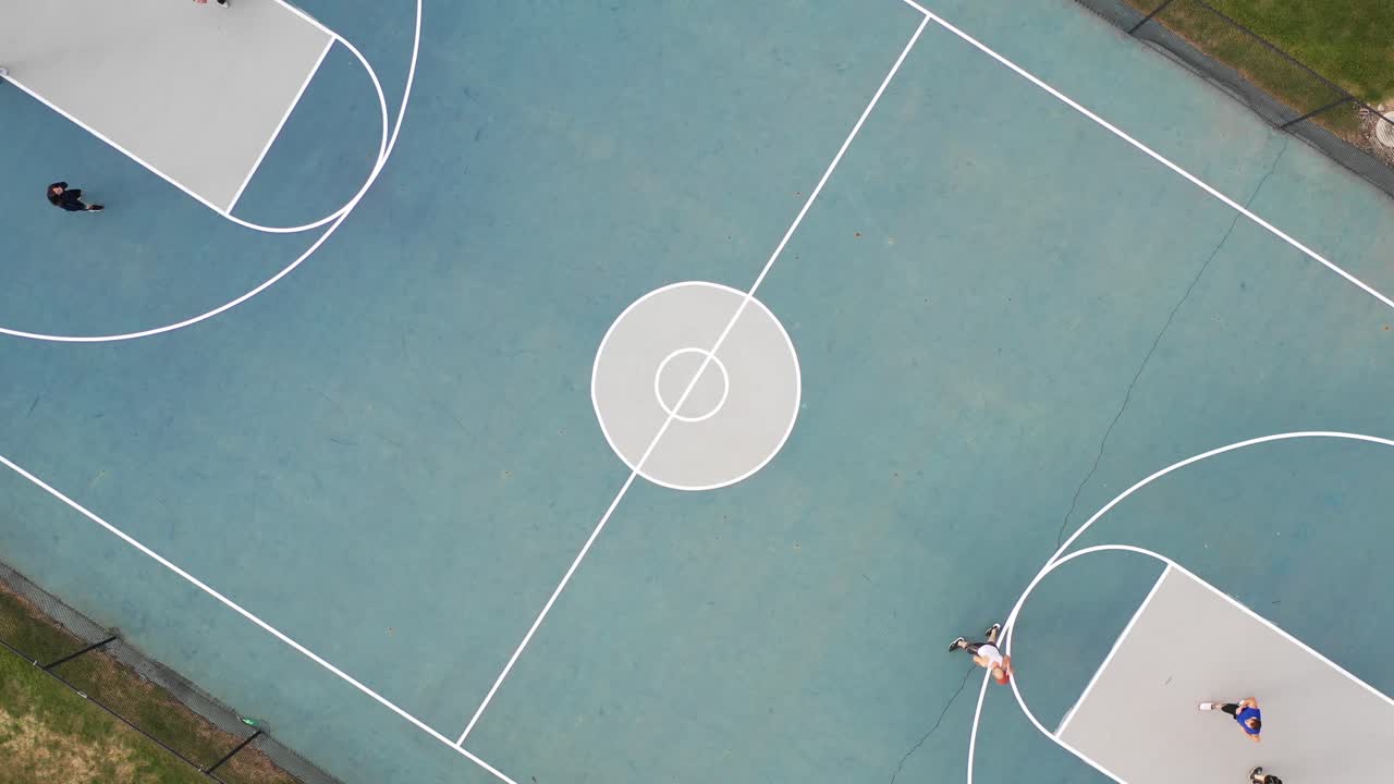 Bambini che giocano a basket, riprese aeree con drone al tramonto a volo d'uccello