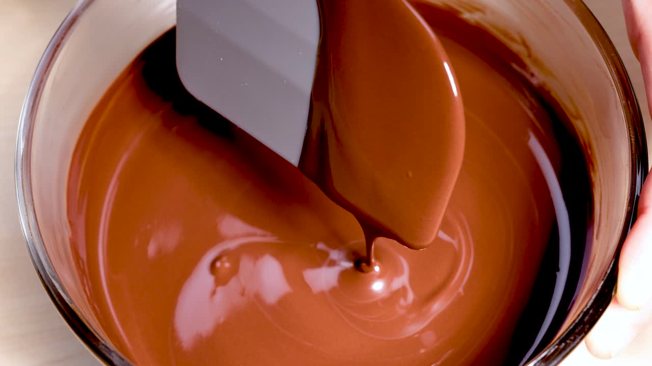 Cioccolato liscio mescolato con una spatola