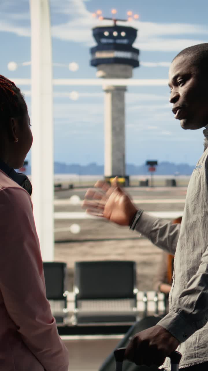 Video verticale: genitore single che saluta e abbraccia la figlia adolescente ai gate delle partenze dell'aeroporto.