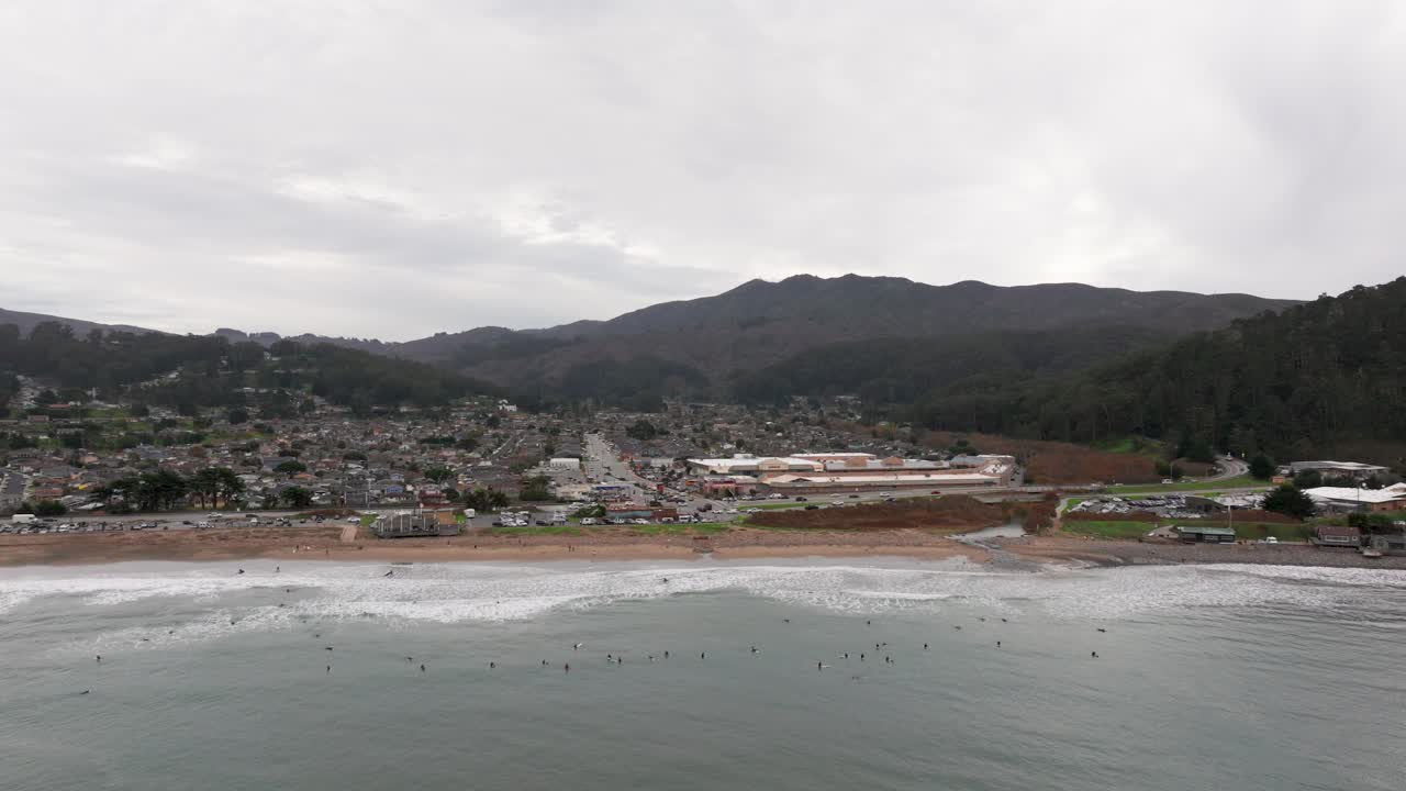 Cảnh quay drone lùi dần hé lộ một điểm lướt sóng trên bãi biển Pacifica, California