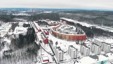 Vista-De-Pájaro-Sobre-La-Ciudad-Cargada-De-Nieve-Durante-El-Invierno