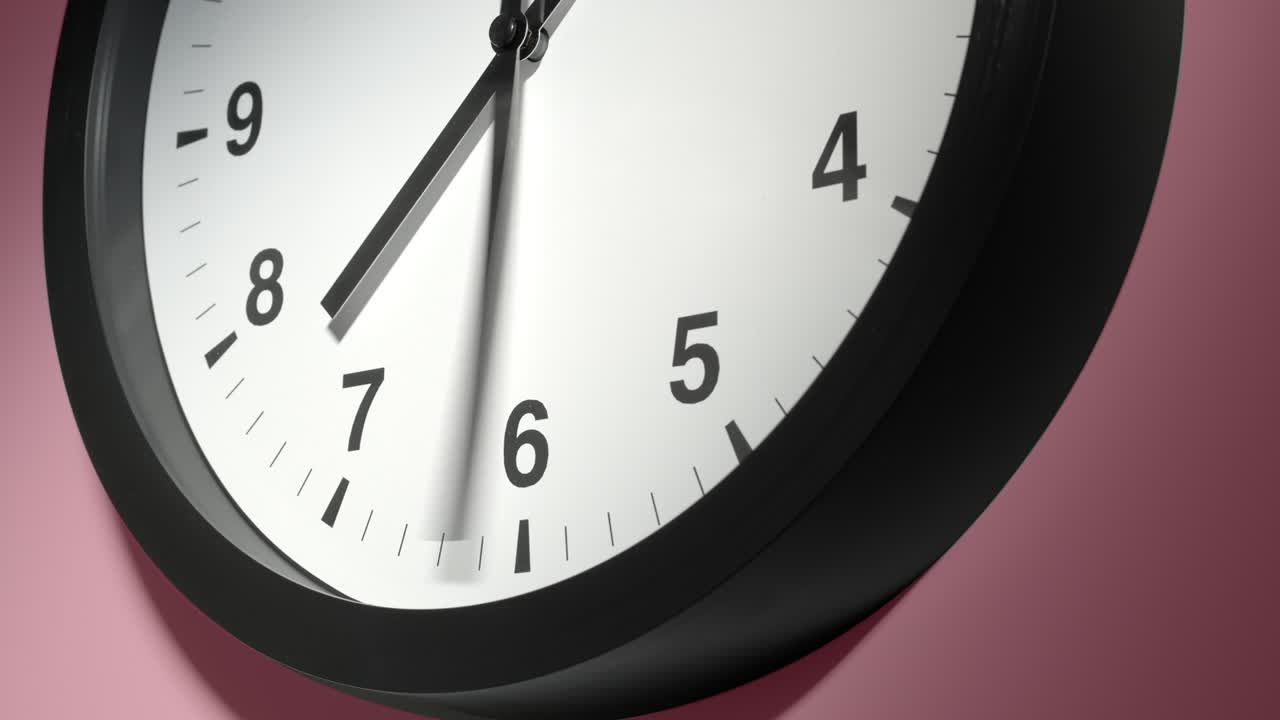 Quadrante dell'orologio su parete rosa rosato in time-lapse.