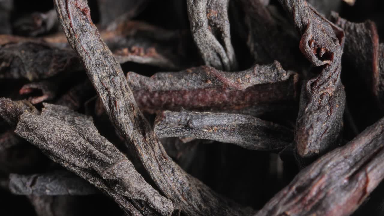 Tè nero a foglia larga in primo piano super macro.