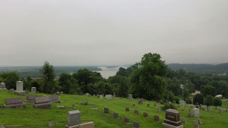 Cementerio-Junto-Al-Río-En-Louisiana,-Missouri-A-Lo-Largo-Del-Río-Mississippi