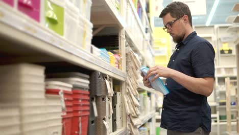 hombre comprando contenedores de almacenamiento en una tienda minorista