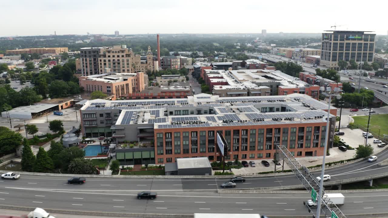 35번 고속도로 통근자 뒤에 있는 산 안토니오 진주 지구 넓은 전망, 아침에 4k 드론으로 왼쪽으로 이동