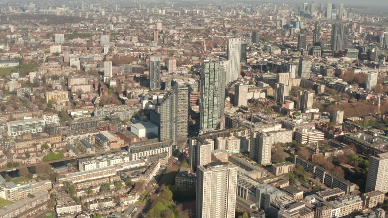 런던 시내 도로 위에서 공중에서 회전하는