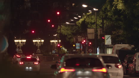 tráfico nocturno de automóviles en la ciudad regulación de carreteras con semáforos