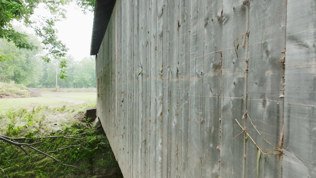 vista de avión no tripulado de cerca: escombros atascados en las tablas cubiertas del puente en la inundación de vermont