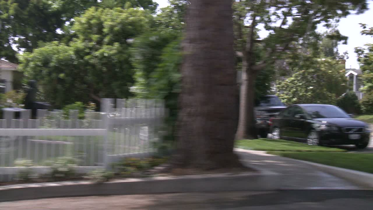 un auto viaja a lo largo de una calle en santa monica california como se ve a través de la ventana lateral 7