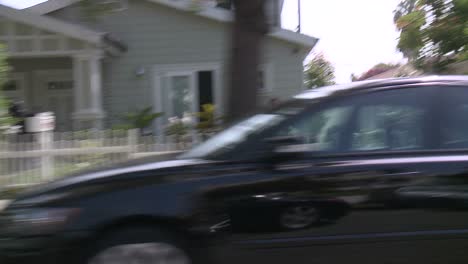 un auto viaja a lo largo de una calle en santa monica california como se ve a través de la ventana lateral 7