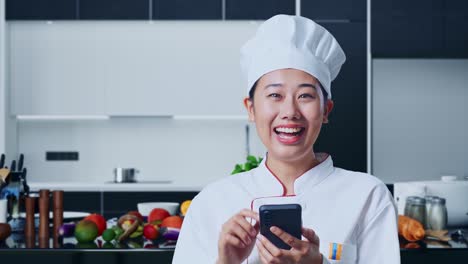 chef usando un teléfono inteligente en una cocina