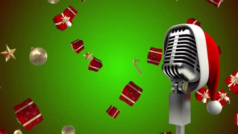 Animation-Einer-Weihnachtsmütze-Auf-Einem-Vintage-Mikrofon-Mit-Fallenden-Weihnachtsgeschenken-Auf-Grünem-Hintergrund