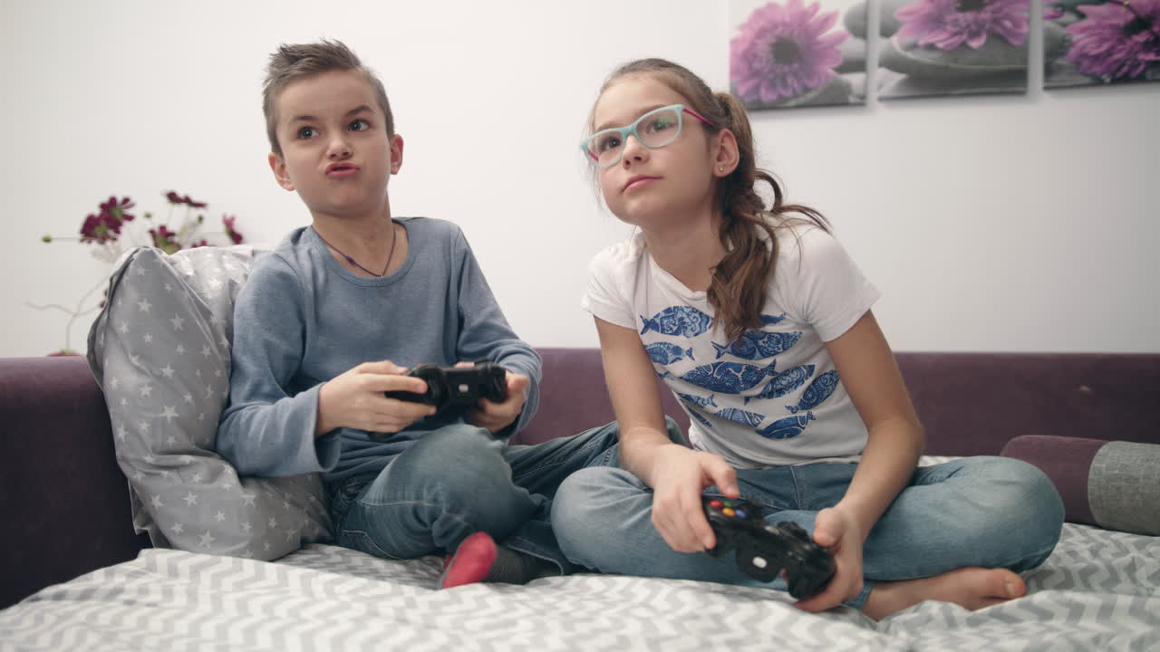 amigos jugando videojuegos peleando en casa. chico y chica jugando videojuegos