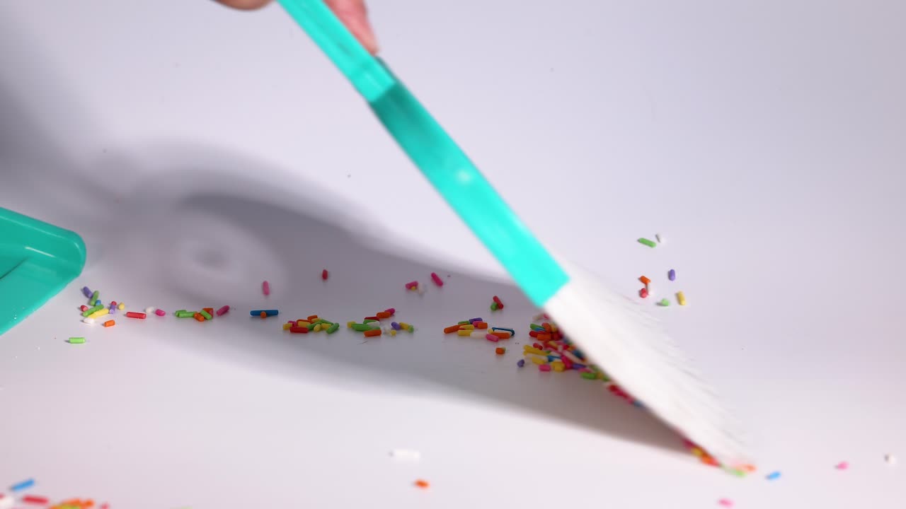 질 은 표면 에 어져 있는 어리 들 을 모으고