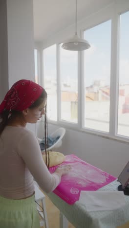 mujer amassando masa en una cocina