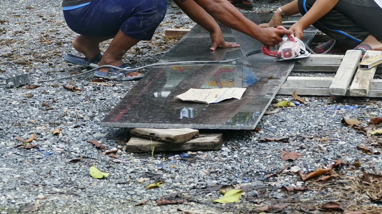 그라나이트 돌을 잘라내는 사람