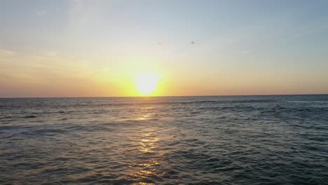 Wellen-Bei-Sonnenuntergang,-Luftaufnahme-Am-Tropischen-Strand