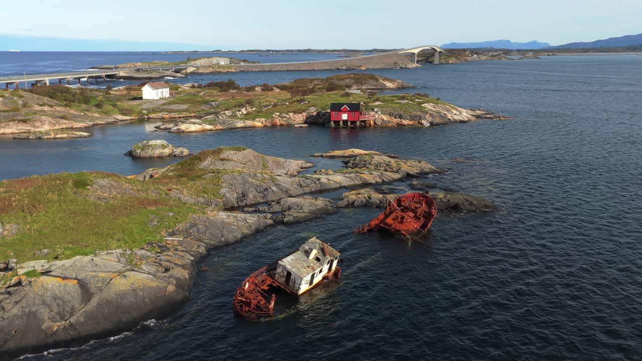 Navio naufragado desintegra-se em rochas fustigadas pelas ondas na costa da Noruega, vista de drone