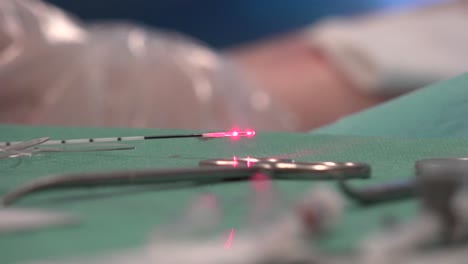 la ablación endovenosa con láser es una terapia mínimamente invasiva muy eficaz y de uso común para controlar las várices en las piernas.