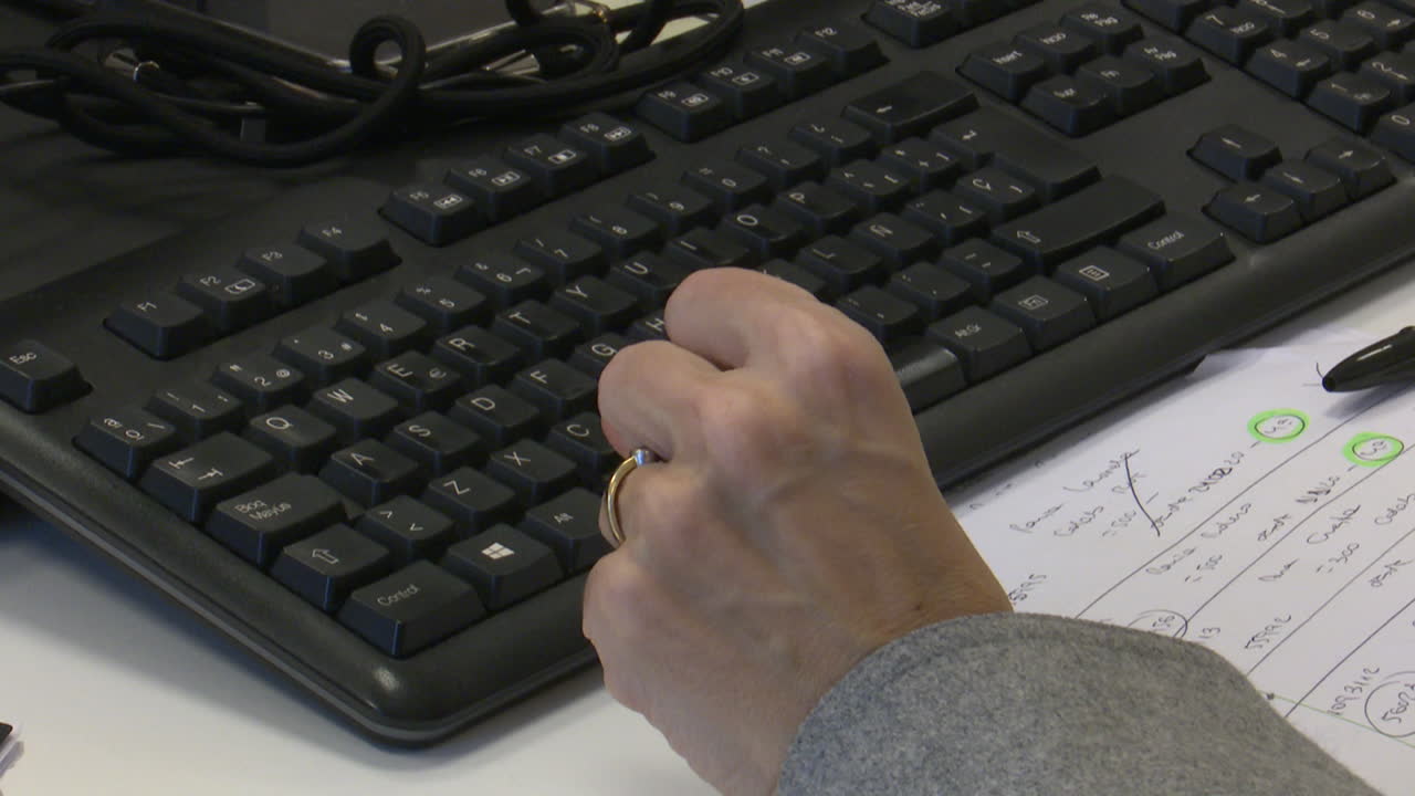 persona escribiendo en un teclado