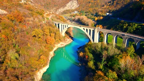 Impresionantes-Imágenes-Aéreas-De-Drones-4k-Del-Puente-De-Arco-De-Solkan-Sobre-El-Río-Soča,-Una-Majestuosa-Maravilla-De-Piedra-Ubicada-En-El-Oeste-De-Eslovenia