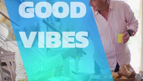 animación de buenas vibraciones texto en blanco sobre feliz pareja caucásica bebiendo jugo de naranja en casa