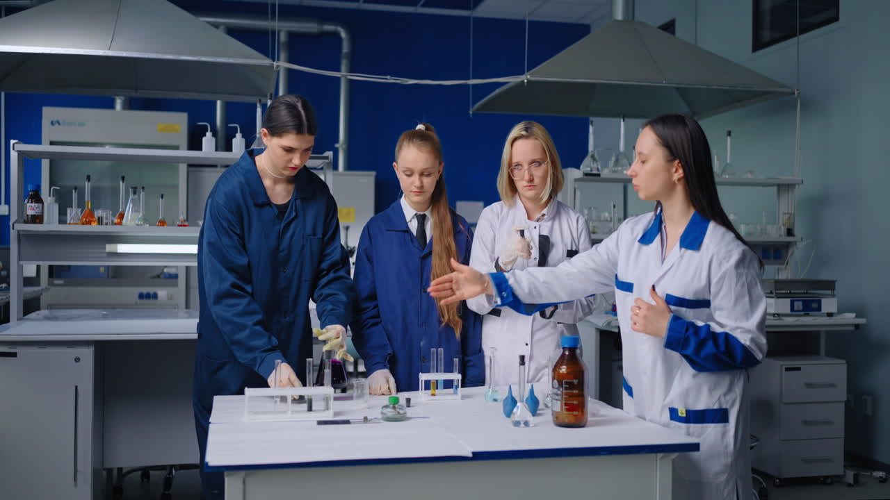 실험실에서 실험을 하는 학생들