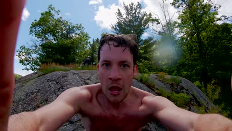 Joven-Caucásico-Salta-Del-Acantilado-Al-Lago,-Selfie-En-Cámara-Lenta