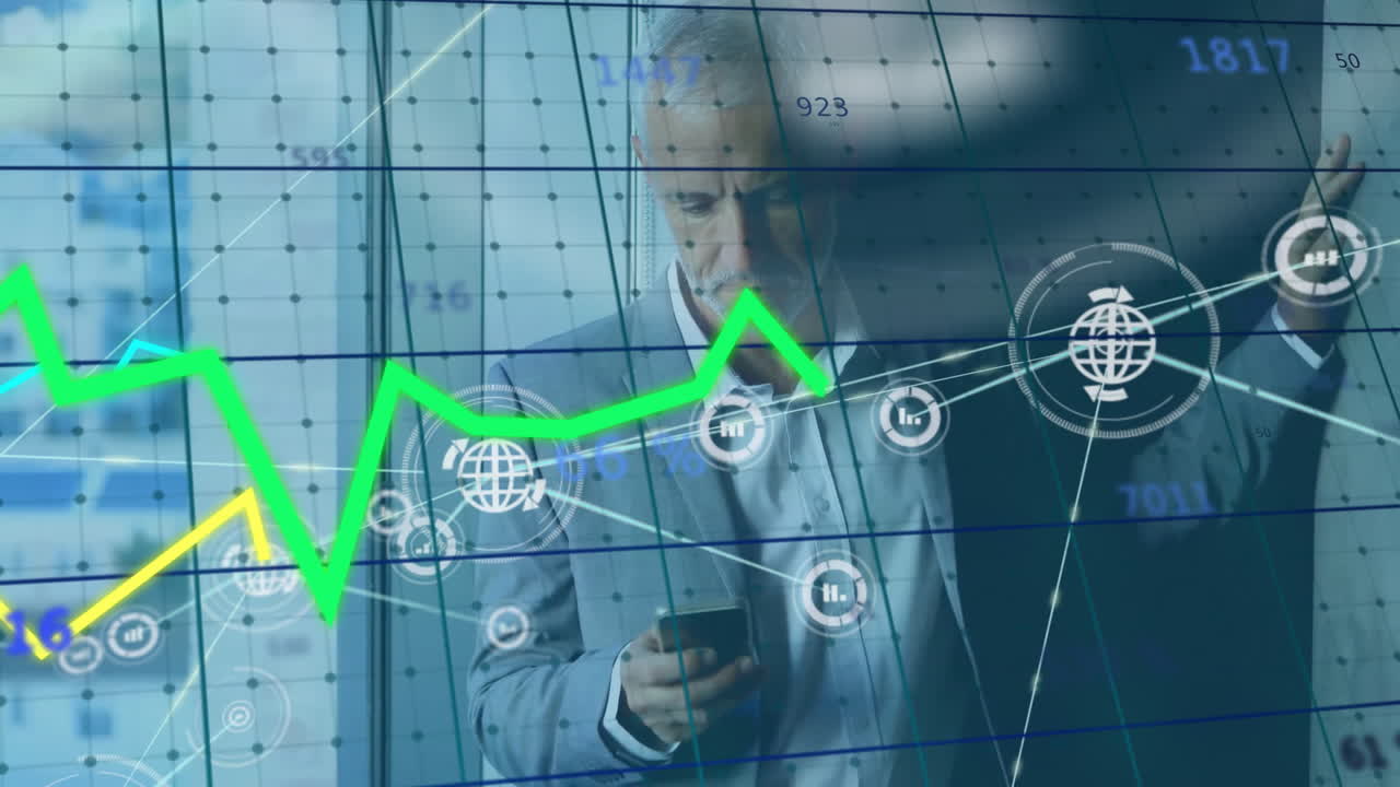 animación de conexiones y procesamiento de datos sobre empresario caucásico usando teléfono inteligente.