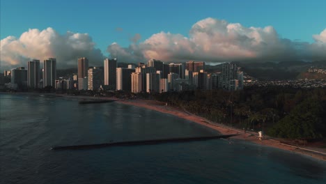 Aerial-drone-footage-of-Honolulu,-Hawaii