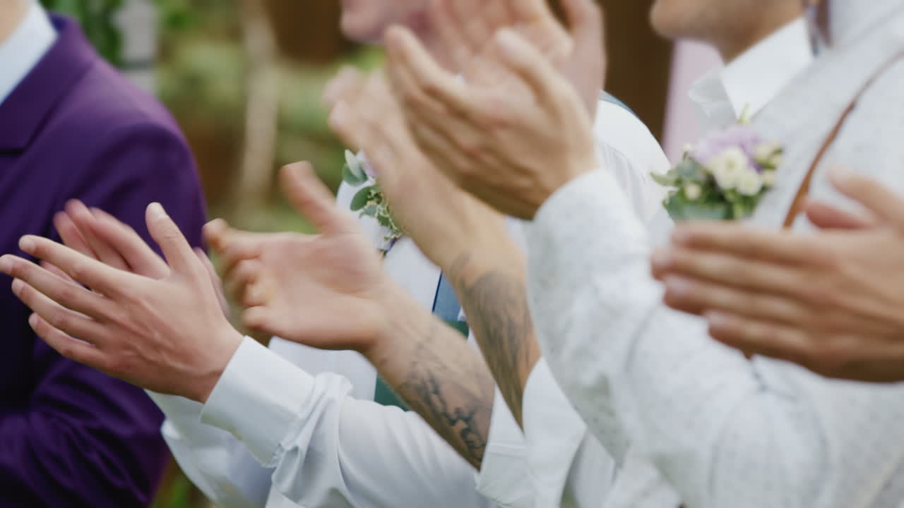 boutonniks와 흰 셔츠를 입은 남자는 프레임에서 결혼식을 박수 만 볼 수 있습니다 hd