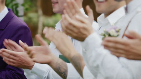 Männer-In-Weißen-Hemden-Mit-Boutonniks-Applaudieren-Der-Hochzeitszeremonie-Im-Rahmen-Sind-Nur-Die-Hände-Sichtbar