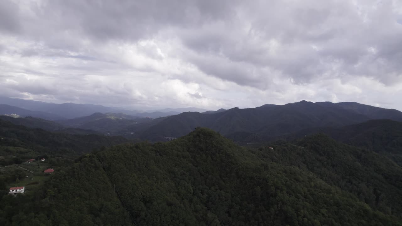 fascinante toma de video volando sobre el área del paso de bracco y sus alrededores