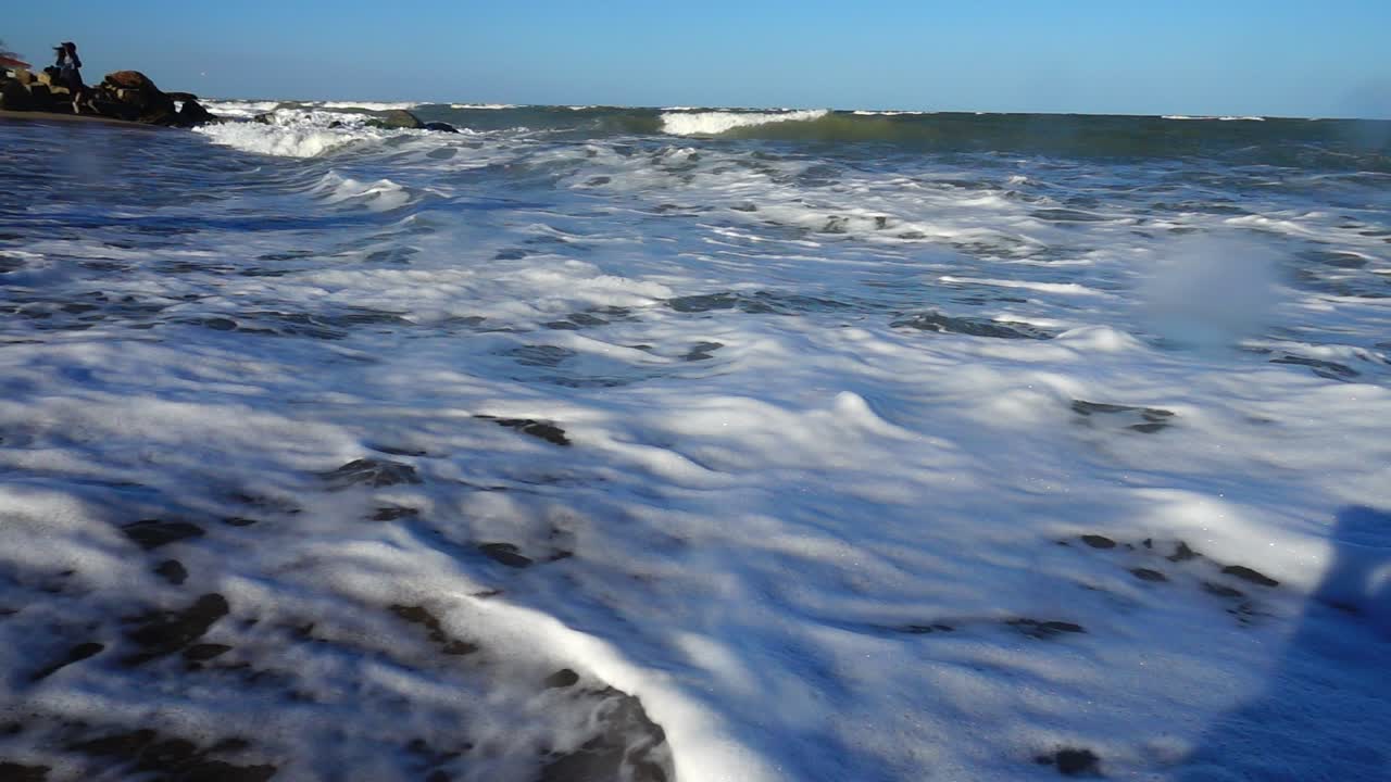 Onda marina. Rallentatore. Riprese di un'onda marina.